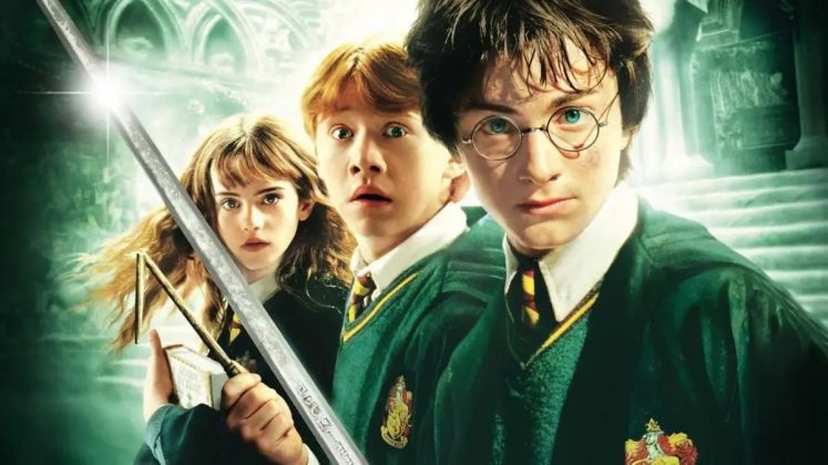 Harry Potter é uma série de sete romances de fantasia escrita pela autora britânica J. K. Rowling. A série narra as aventuras de um jovem chamado Harry James Potter (Harry Tiago Potter, no Brasil), que descobre aos 11 anos de idade que é um bruxo ao ser convidado para estudar na Escola de Magia e Bruxaria de Hogwarts. (Foto: Divulgação)