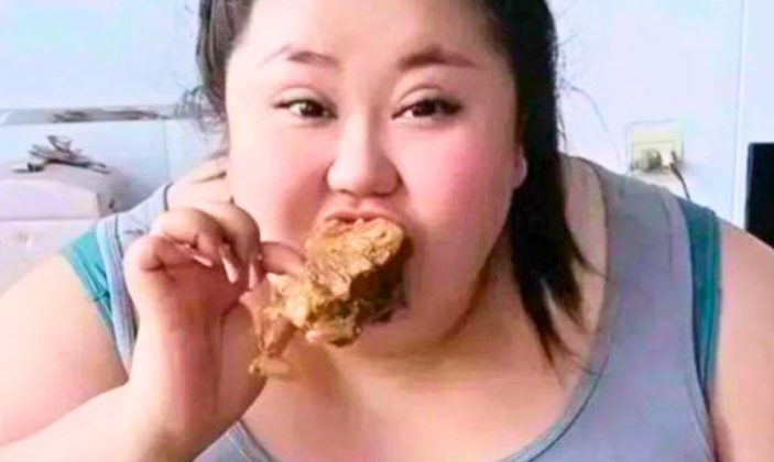 Xiaoting, de apenas 24 anos, era conhecida por seus vídeos de mukbang, onde grandes porções de comida são devoradas para uma vasta audiência. (Foto: Reprodução / Redes Sociais)