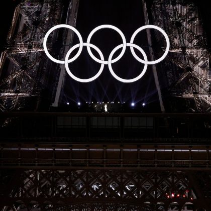 Do alto da Torre Eiffel, Dion interpretou a clássica canção "Hymne à l'amour". (Foto: Instagram / @celinedion)