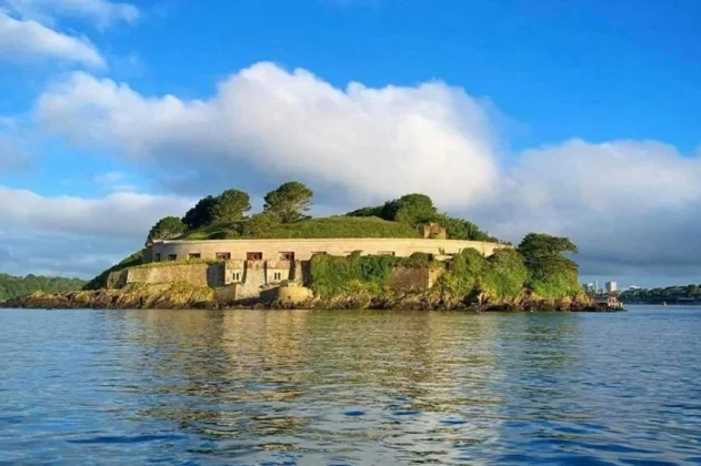 Batizada em homenagem ao lendário navegador Sir Francis Drake, que partiu de suas margens em 1577 para explorar o mundo, a ilha carrega uma rica herança histórica. (Foto: Facebook)