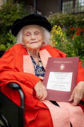 Rosemary foi finalmente agraciada com um doutorado pela Universidade de Bristol, uma honra que se faz acompanhar de uma descoberta marcante realizada em 1948. (Foto: University of Bristol)