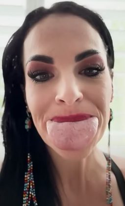 Brittany Lacayo tem a língua feminina mais larga do mundo. (Foto: reprodução youtube: Guinness World Records)