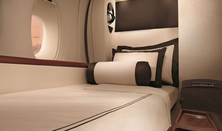 Escolha uma suíte individual, equipada com uma cama luxuosa e uma poltrona reclinável em couro de grão integral, ou desfrute da intimidade de uma suíte dupla com uma cama espaçosa para dois. (Foto: Singapore Airlines)