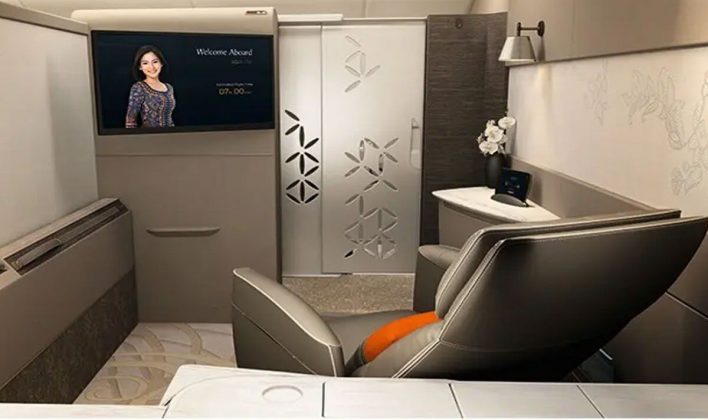 Imagine adentrar um ambiente onde cada detalhe foi cuidadosamente desenhado para proporcionar o máximo de conforto e deleite. (Foto: Singapore Airlines)