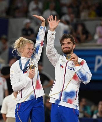 Katerina Siniakova e Tomas Machac, ex-namorados, protagonizaram um momento inesperado ao celebrar a medalha de ouro no torneio de tênis em duplas mistas nas Olimpíadas de Paris 2024 com um beijo caloroso. (Foto: Instagram / @siniakovakaterina)