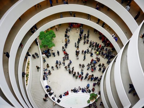 Imagine a cena: um tênis marrom claro, solitário, abandonado no chão do icônico Museu Guggenheim, em Nova York. (Foto: Divulgação)