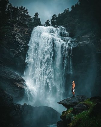 Stornes lançou uma pedra na água antes de pular (Imagem: reprodução Instagram).