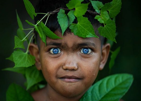 Na ilha de Buton, uma tribo nativa exibe olhos de uma tonalidade azul impressionante. (Imagem: instagram korchnoi pasaribu)