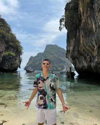 Jankovich sai da caverna, próximo ao urso, que cheira sua cabeça e celular. (Reprodução Instagram)