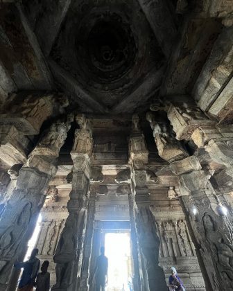 O pilar flutuante do Templo Veerabhadra é um mistério que intriga visitantes há séculos. (Imagem: instagram)