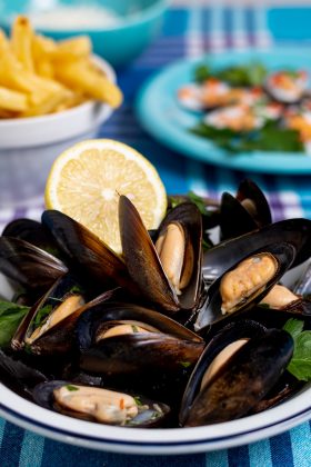 O homem estava comendo mexilhões em um restaurante (Foto: Freepik)