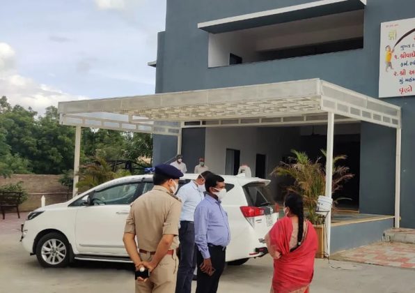 Imagem de arquivo mostra viatura da polícia de Ahmedabad em frente a hospital na Índia (Foto: Reprodução/Prefeitura de Ahmedabad)