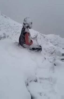 Um vídeo impressionante mostra um iogue meditando na neve no Himalaia (Foto: Reprodução/Instagram)