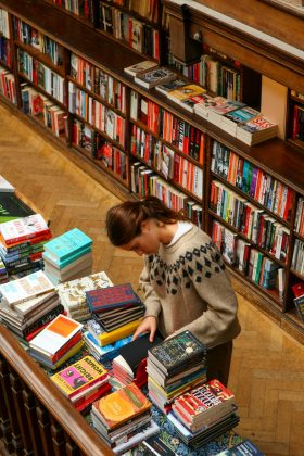 Bibliotecários e vendedores de acervos estão mais vulneráveis ao lidar com esses livros com frequência (Foto: Pexels)