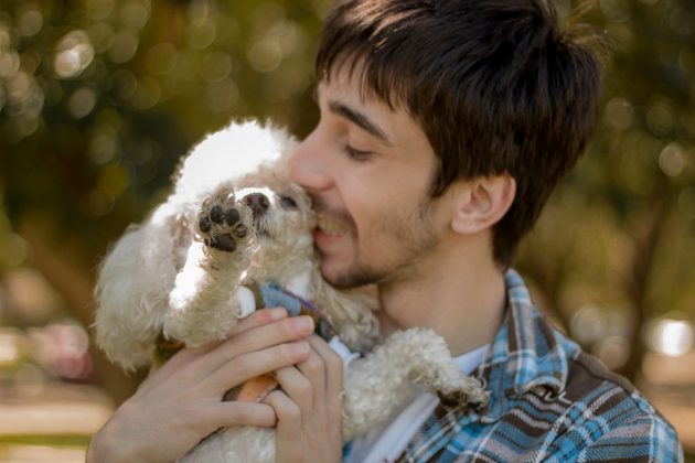 Essa conexão neurológica fortalece o vínculo entre tutor e animal (Foto: Pexels)