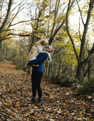 O vínculo entre humanos e cães vai muito além de uma simples afeição (Foto: Pexels)