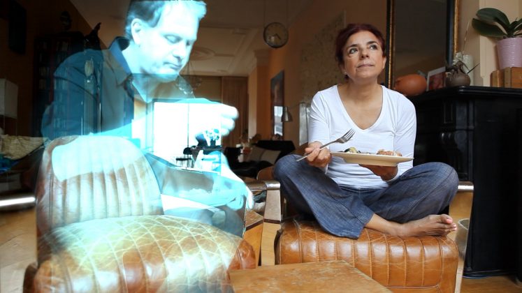 Mulher revela detalhes sobre como é a vida de "casada" com holograma. (Foto: Alicia Framis)