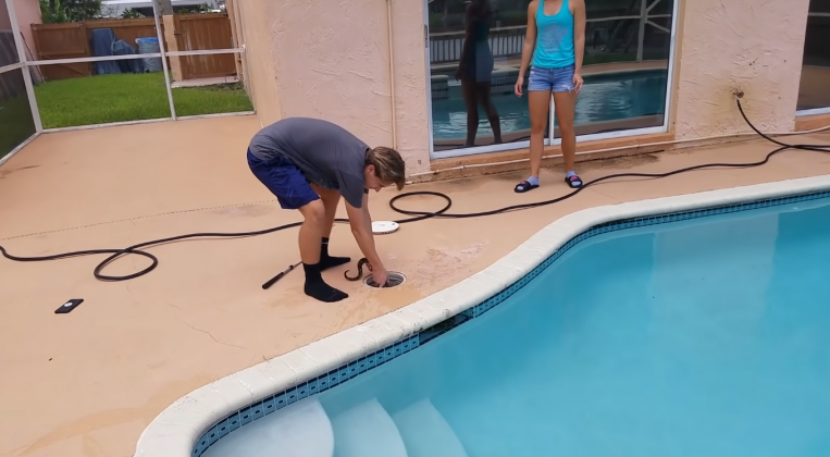 Homem encontra cobra gigante em piscina e tem reação surpreendente (Foto: Reprodução/YouTube/Catch em all fishing)