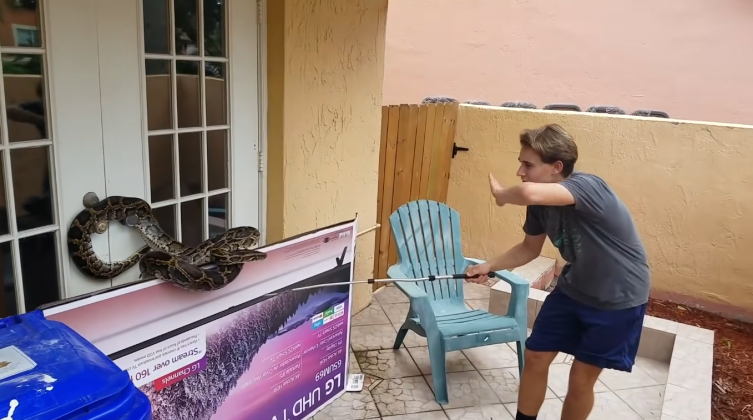 Zak se deparou com a serpente em sua casa e imediatamente pediu ajuda (Foto: Reprodução/YouTube/Catch em all fishing)