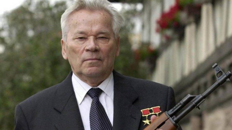 Mikhail Kalashnikov foi responsável pela criação do fuzil de assalto AK-47. (Foto: AFP)