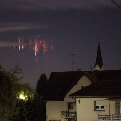 Os Red Sprites são fenômenos raros que surgem acima de tempestades intensas. (Imagem: Instagram)