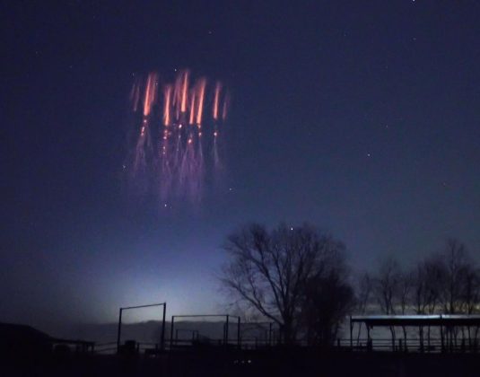 A cor avermelhada dos Red Sprites vem da interação com o oxigênio da mesosfera. (Imagem: Instagram)