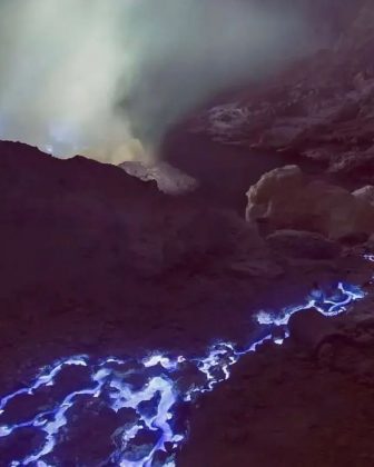 Chamas azuis criam um contraste impressionante com a lava líquida. (Imagem: reprodução instagram)