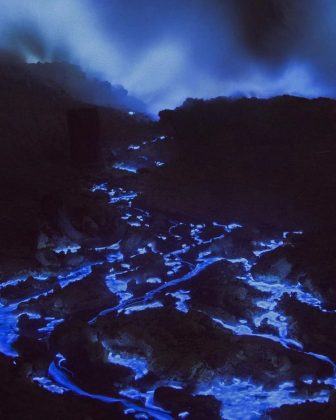 Os vulcões de lava azul representam um lembrete impressionante da força da natureza. (Imagem: reprodução instagram)