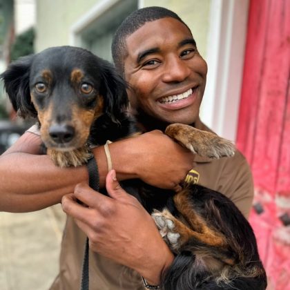 Jason Hardesty, entregador da UPS, ficou famoso por suas selfies com cães em Nova Orleans. (Imagem: reprodução instagram/ @jhardesty)