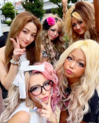 Gyaru não é apenas um estilo; é uma atitude que desafia padrões sociais. (Imagem: instagram)