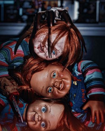 Chucky é um clássico do terror que apresenta um boneco possuído que aterroriza uma criança e sua família. (Imagem: reprodução instagram)