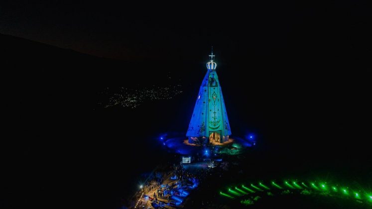 O Cristo Redentor, no Rio de Janeiro, mede 30 metros, com mais oito metros adicionais devido ao pedestal. (Imagem: reprodução instagram)