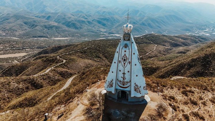 Com impressionantes 52 metros de altura, o monumento argentino agora é o maior do mundo no contexto religioso. (Imagem: reprodução instagram)