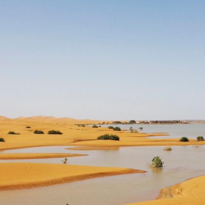 Veículos 4x4 foram vistos cruzando poças d'água nas dunas do deserto marroquino. (Imagem: reprodução instagram)