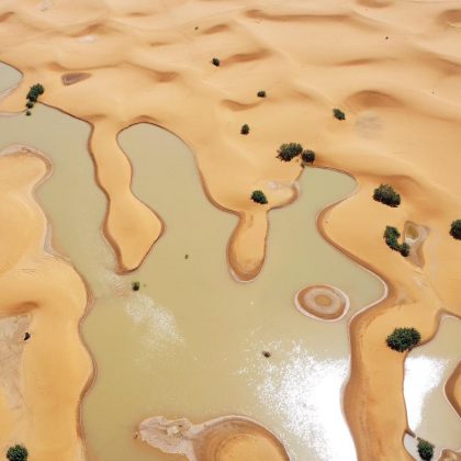 Chuvas intensas transformaram o deserto do Saara, criando lagoas entre as dunas. (Imagem: reprodução instagram