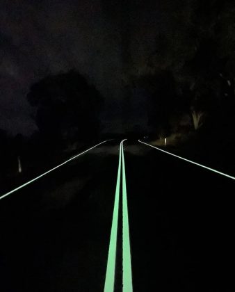 Linhas de estrada que absorvem luz solar durante o dia e brilham à noite estão em teste na Austrália. (Imagem: Instagram)