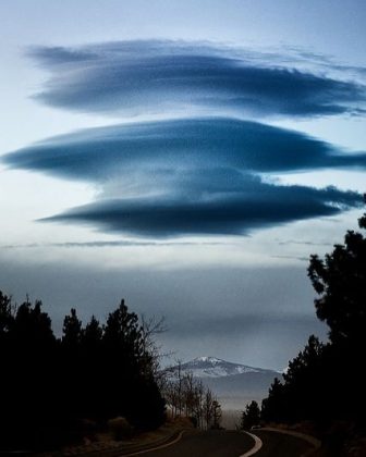 Apesar dos ventos, essas nuvens permanecem imóveis, criando um efeito surreal. (Imagem: Instagram)