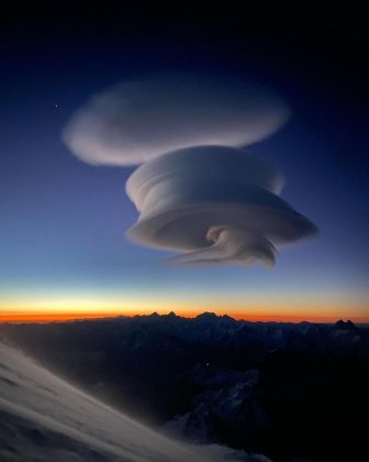 Formadas sobre montanhas, as nuvens lenticulares fascinam pelo formato. (Imagem: Instagram)