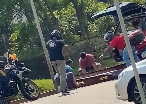 Motociclistas entram em cena para retirar caixão da pista (Foto: Reprodução/Instagram/@gravataidaregiao)