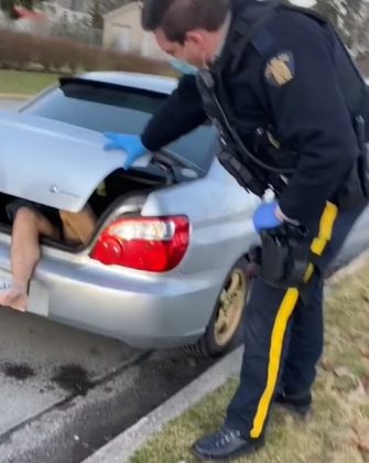 Por fim, Bethany descobriu que o homem nu estava morando em seu carro há 3 dias e chamou a polícia (Foto: Reprodução/TikTok/@bethanycoker)