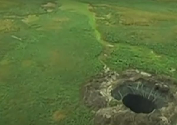 Cientistas atribuem a formação da cratera ao gás metano preso no permafrost (Foto: Reprodução/YouTube/Canal History Brasil)