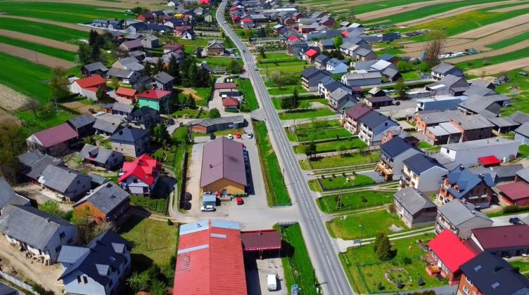 A cidade abriga cerca de 6 mil habitantes, todos vivendo ao longo de uma única via (Foto: Reprodução/YouTube/Florian Vataj)