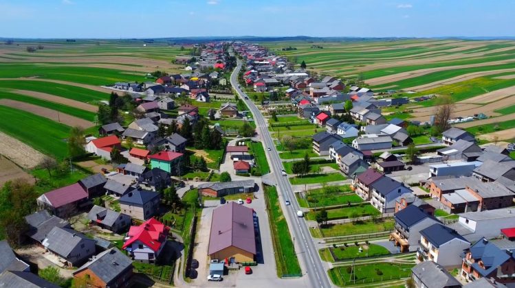 A curiosa cidade de 6 mil habitantes que possui apenas uma rua (Foto: Reprodução/YouTube/Florian Vataj)