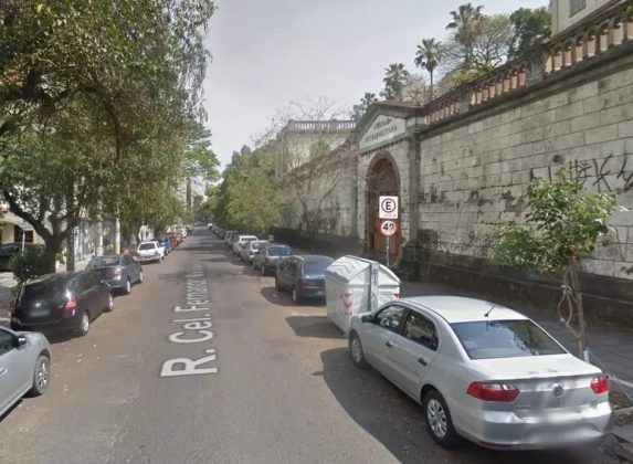 O caso bizarro aconteceu na Rua Fernando Machado e ficou conhecido como o crime da Rua do Arvoredo (Foto: Reprodução/Google Maps)