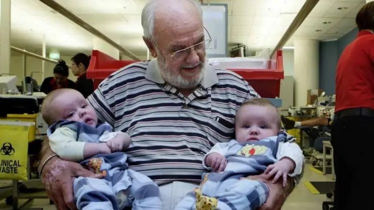 Ele possui um tipo sanguíneo raro, conhecido como “sangue dourado” (Foto: Divulgação/Cruz Vermelha Australiana)