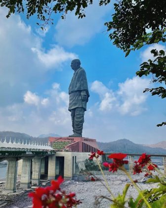 O monumento é feito de bronze, latão, aço e concreto (Foto: Reprodução/Instagram/@statueofunityonline)