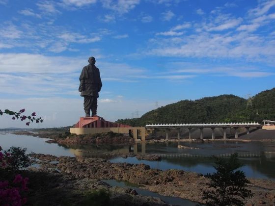 Localizada em uma ilha no rio Narmada, na região de Gujarat, a estátua foi inaugurada em 31 de outubro de 2018 (Foto: Reprodução/Wikimedia Commons)