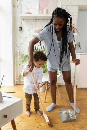 Crianças que ajudam nas tarefas domésticas tendem a ser mais bem-sucedidas, afirma estudo (Foto: Pexels)