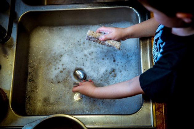 Crianças que ajudam desde cedo tendem a ter mais autoconfiança e satisfação ao longo da vida (Foto: Pexels)