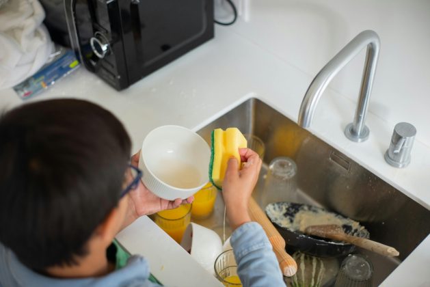 Participar das tarefas domésticas aumenta a autoestima das crianças, pois reconhecem o valor de suas ações (Foto: Pexels)